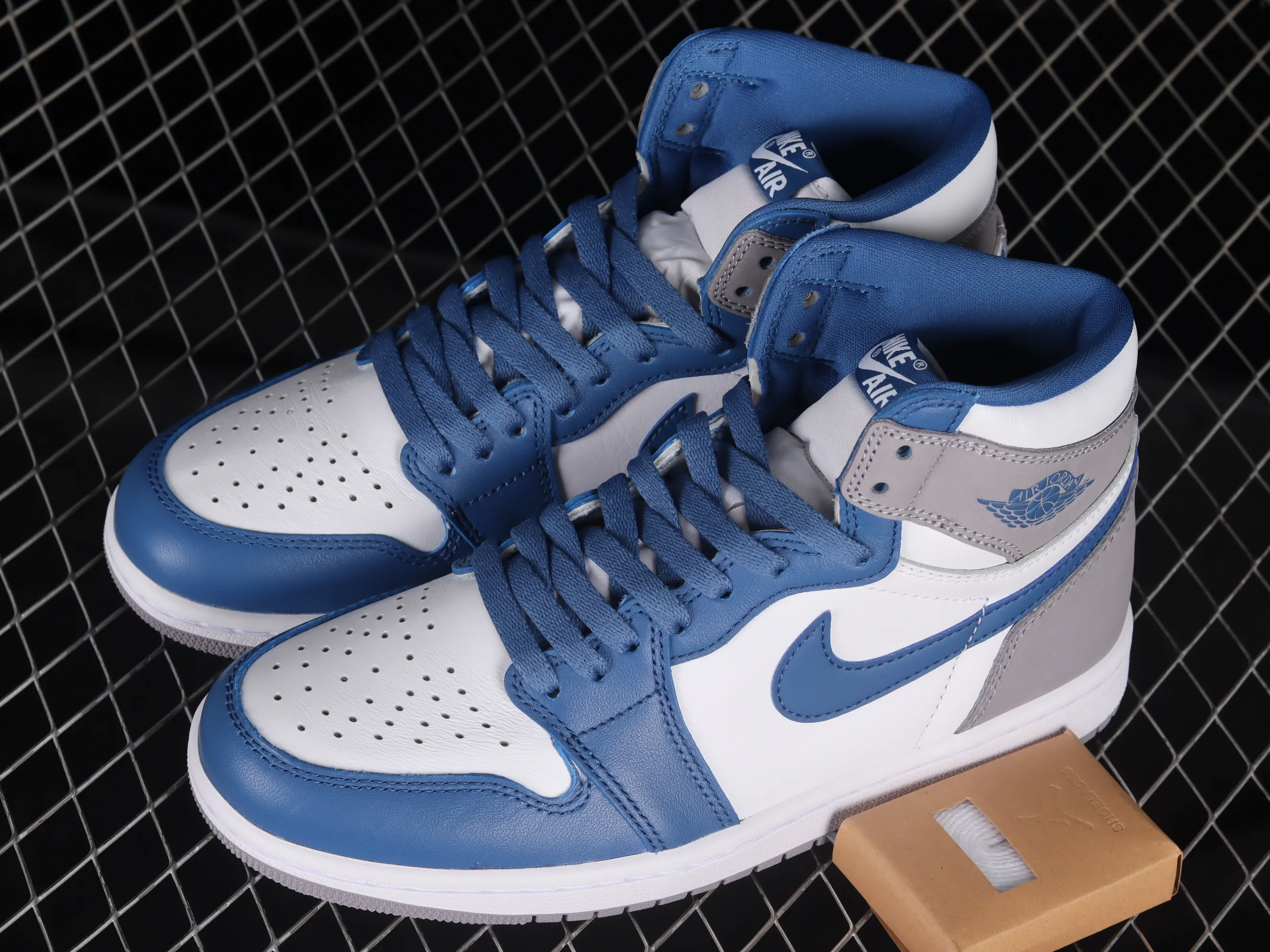 All categories Air Jordan Jordan series basketball shoes Air Jordan 1 High Pure original Air Jordan 1 High OG "True Blue" AJ1 Joe 1 white and blue color high-top basketball shoes DZ5485-410